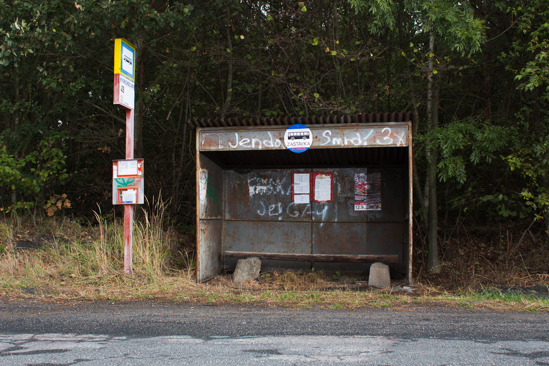 Středočeská autobusová zastávka Lhota  - Jedna smrdí 3x